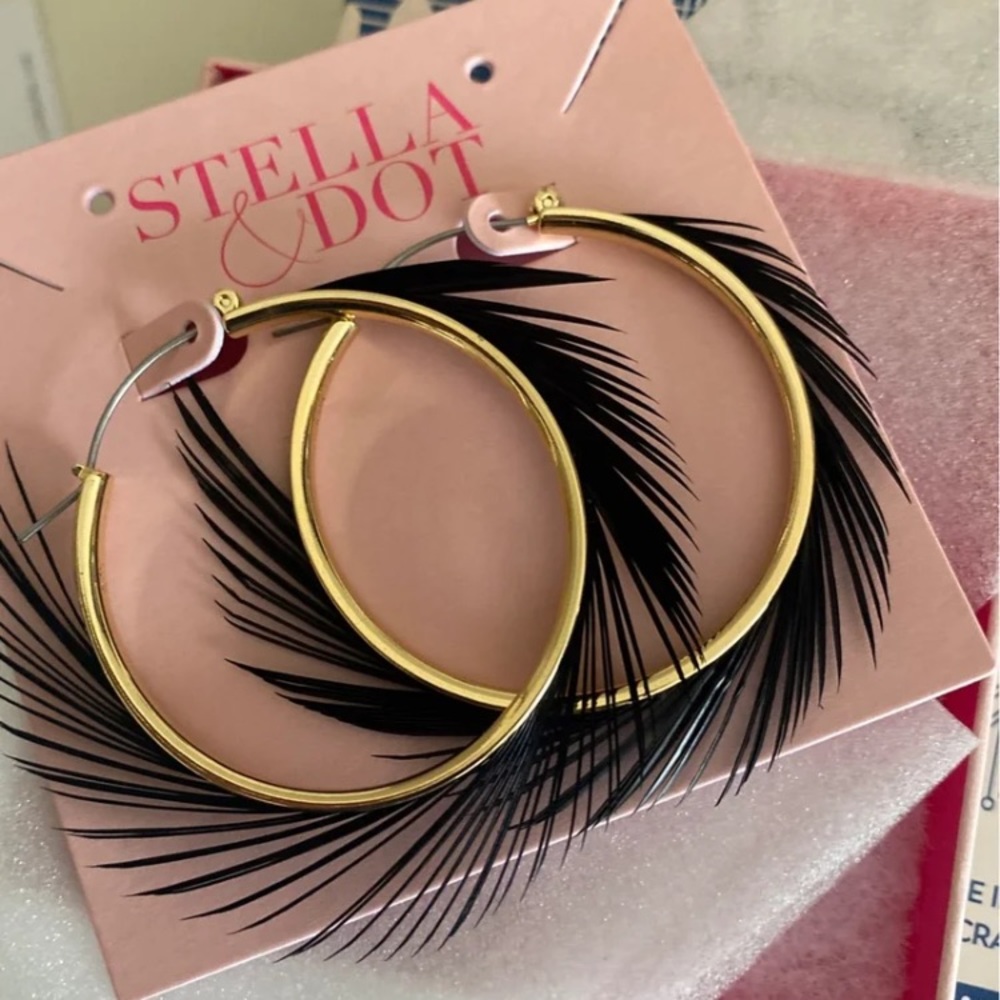 NEW Stella & Dot Feather Fix Hoops